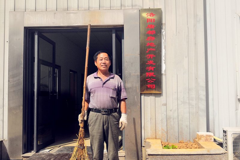 用汗水梳洗著園區(qū)的容貌