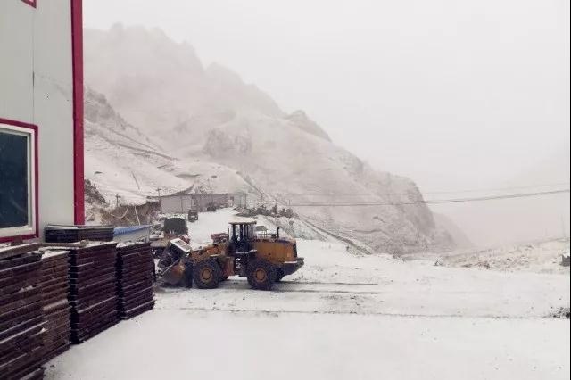 人間四月芳菲盡，山中春雪還復(fù)來