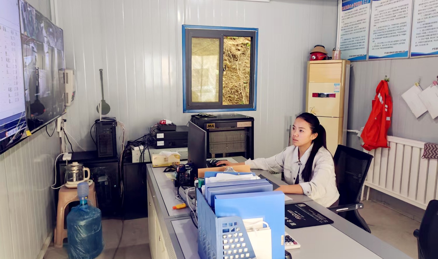 堅(jiān)守安全防線(xiàn)，綻放巾幗風(fēng)采｜記西溝鐵礦安全監(jiān)控員黃春玲