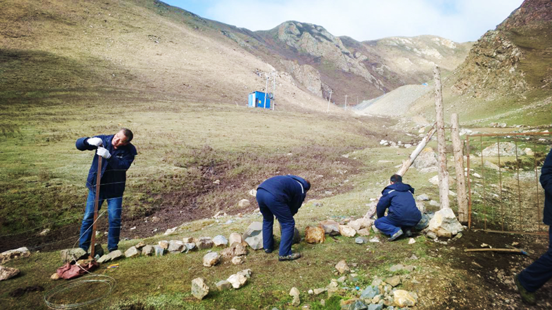維修圍欄保護(hù)草場(chǎng)   互幫互助盡顯和諧